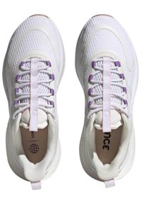 Zapatillas deportivas blancas con un upper texturizado y acentos en púrpura, cordones planos y una suela acolchada, diseñadas para brindar comodidad y soporte.