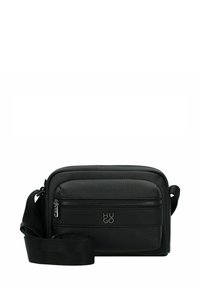 Zwarte leren schoudertas met een gestructureerde afwerking, voorzien van een voorvak met rits, een verstelbare schouderband en een logo-detail. Rechthoekige vorm.