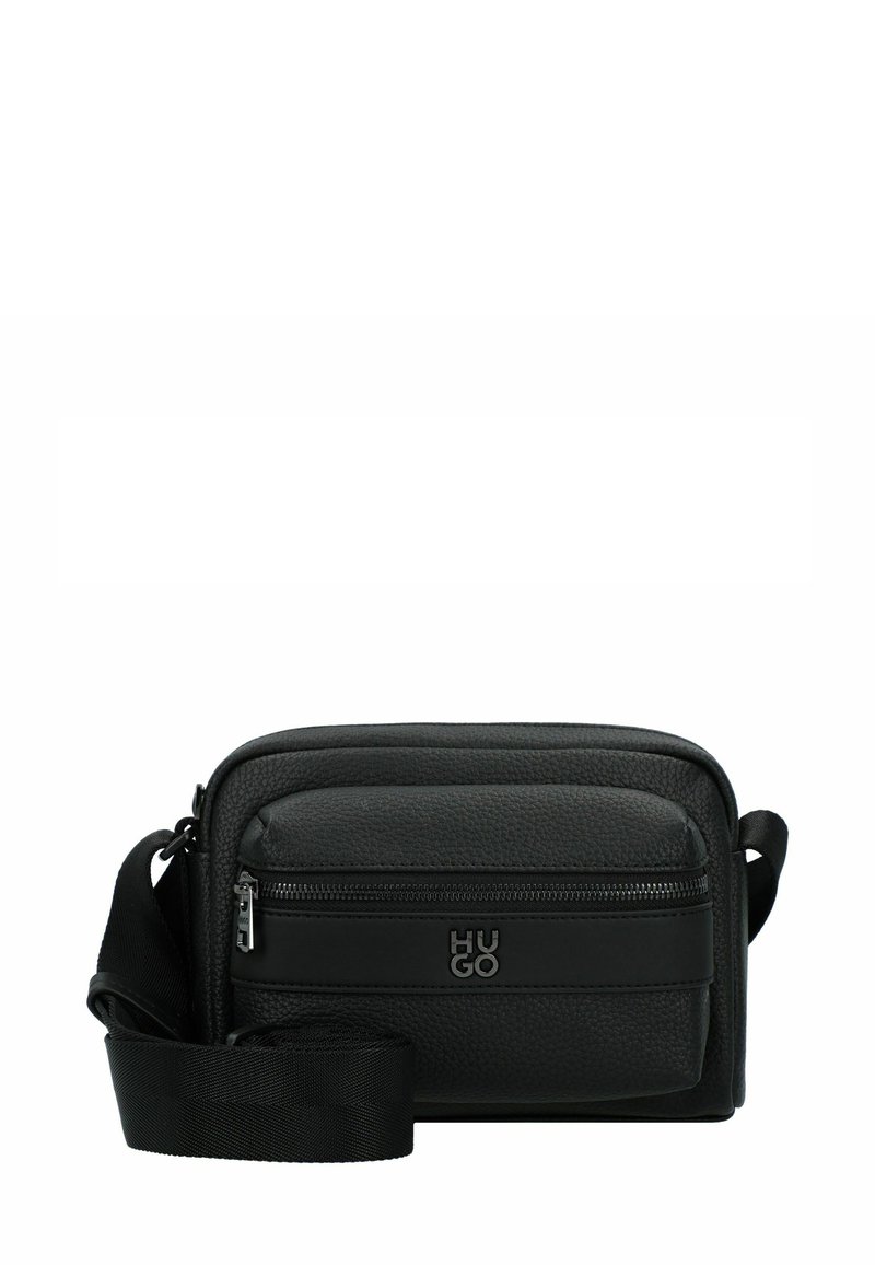 Zwarte leren schoudertas met een gestructureerde afwerking, voorzien van een voorvak met rits, een verstelbare schouderband en een logo-detail. Rechthoekige vorm.