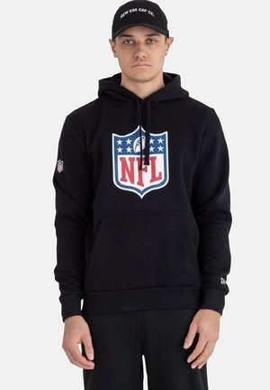 Zwarte hoodie met NFL-logo, met rode, blauwe en witte accenten. Zachte textuur, voorzak en elastische manchetten.