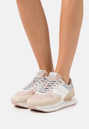 Sneaker con tomaia in suede e mesh di colore rosa chiaro, grigio e crema, con suola intermedia bianca, suola testurizzata e design con lacci.