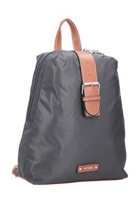 Zaino in tessuto grigio con una tracolla in pelle marrone. Presenta una maniglia superiore e una chiusura con zip, design elegante con un dettaglio del logo.