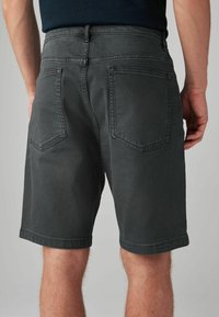 Șorturi din denim gri închis, cu un croi drept, având două buzunare la spate și cusături vizibile. Talie dotată cu găici pentru curea.