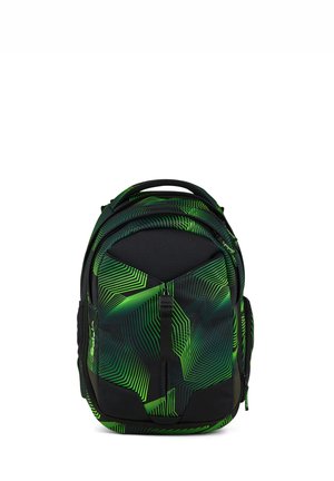 Schwarzer und grüner Rucksack mit geometrischen Linienmustern, mehreren Reißverschlussfächern und einem Tragegriff oben.