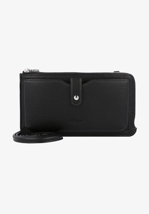 Portafoglio in pelle nera con texture, chiusura a zip, patta anteriore e tracolla staccabile. Presenta dettagli in metallo argentato e logo impresso.