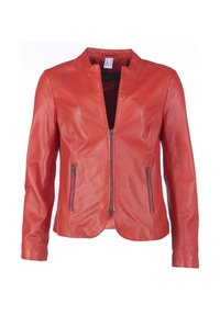 Červená kožená bunda s přiléhavým střihem, stojáčkovým límcem a dvěma předními kapsami na zip. Hladká textura, přední zapínání na zip a dlouhé rukávy.