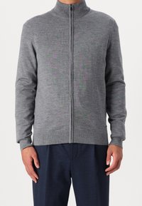 Šedá zipová mikina s vysokým límcem, pružnými manžetami a lemem. Měkký materiál, slim fit, minimalistický design. Žádné viditelné vzory ani emblémy.