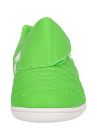 Vihreä synteettinen urheilukenkä, jossa on sileä pinta, pyöreä varvas, ommellut koristelut ja valkoinen kumipohja. Mukana taitettu kieli.
