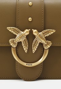 Pinko LOVE ONE MINI VITELLO SETA - Torba čez telo - piantagione/antique gold-coloured