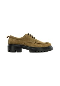 Chaussure en suède marron à lacets avec une épaisse semelle crantée noire et un bout arrondi, vue de côté sur un fond blanc.