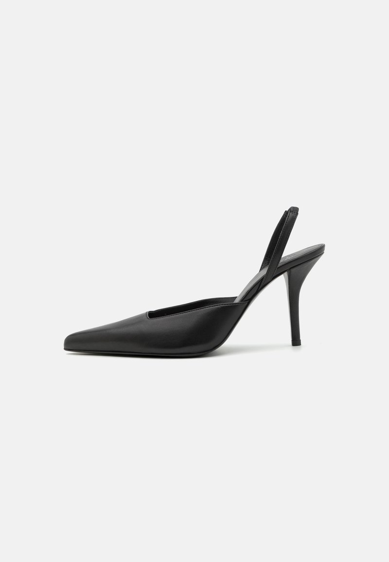Melna slingback kurpes ar augstiem papēžiem, ar smailu purngalu, izgatavotas no gludas ādas materiāla un ar elegantu, minimālistisku dizainu. Augsts stiletto papēdis.
