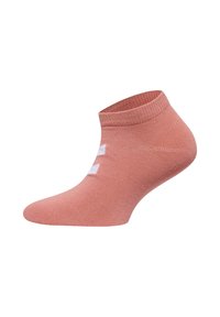 Ljusrosa ankelsocka gjord av mjukt tyg, med en ribbad kant och två vita chevron-accenter på sidan.