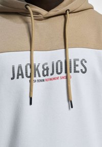 Jack & Jones JJEDAN BLOCKING SWEAT HOOD beżowy