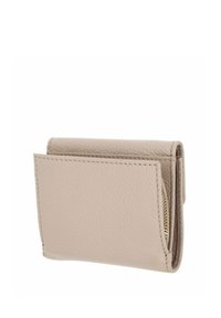 Portefeuille en cuir beige avec une finition texturée, doté d'une poche zippée et d'un design épuré. Forme rectangulaire compacte avec coutures minimales.