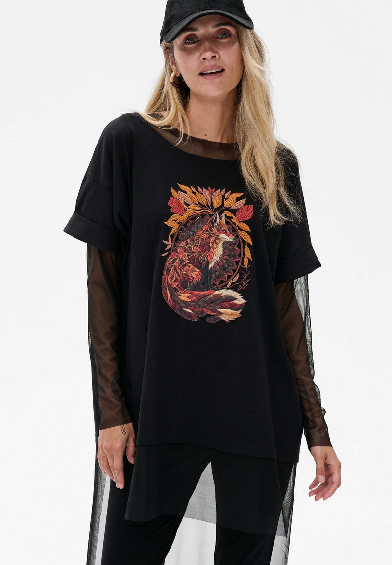 Zwarte oversized t-shirt met een kleurraf fox grafiek omgeven door herfstbladeren, met doorzichtige mesh mouwen en een relaxte pasvorm.