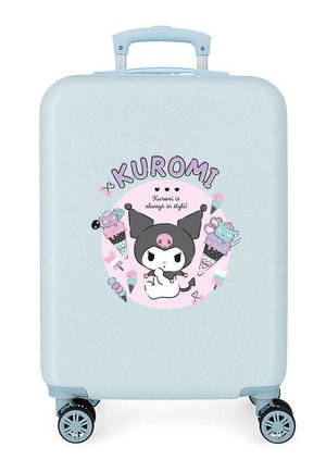 Maleta azul claro con cuatro ruedas, con el personaje de dibujos animados Kuromi, conos de helado y el texto "¡Kuromi siempre está a la moda!"