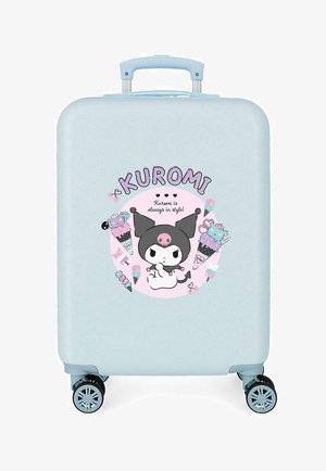 Maleta azul claro con cuatro ruedas, con el personaje de dibujos animados Kuromi, conos de helado y el texto "¡Kuromi siempre está a la moda!"