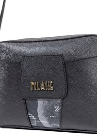 Borsa a tracolla nera testurizzata con logo dorato "TCLASSE" e design parziale della mappa del mondo sulla tasca frontale.