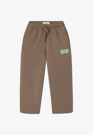 Rudos spalvos flisinės laisvalaikio kelnės su elastinga juosmens juosta ir raišteliu, šoninėmis kišenėmis ir šviesiai žaliu užrašu „AMERICAN VINTAGE“ kairiajame šlaunyje.