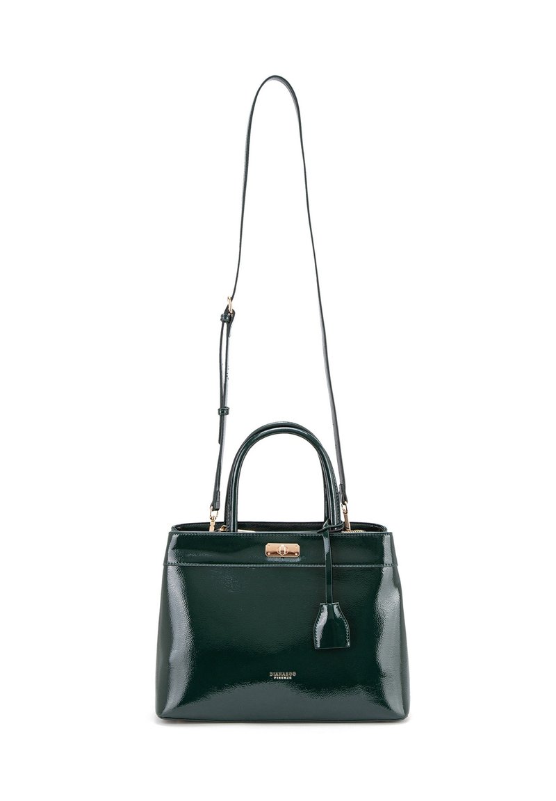 Groene patenten leren handtas met dubbele handvaten, een afneembare schouderband, gouden hardware en een labeldetail. Gladde textuur en gestructureerde vorm.