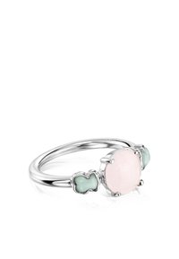 Anillo de plata con una gran piedra redonda rosa flanqueada por dos acentos verde menta, montado en una banda suave con un acabado pulido.