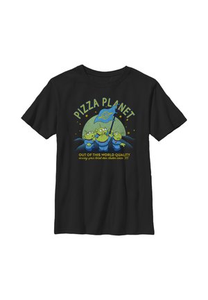 Sort t-shirt med tre grønne rumvæsener, der holder et blåt flag med teksten "Pizza Planet" og en planet i baggrunden.
