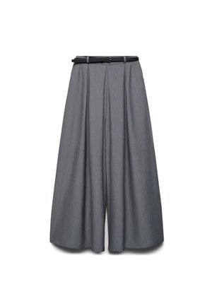 Pantaloni grigi cropped a gamba larga con pieghe e cintura nera in vita su sfondo bianco.