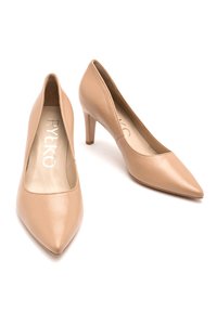 Beżowe skórzane szpilki z szpiczastym noskiem i umiarkowanym obcasem. Gładka faktura z delikatnym połyskiem; minimalistyczny design z markowym wkładem.