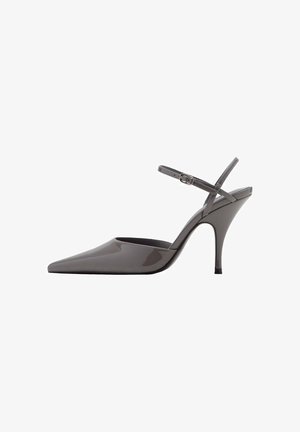 Zapato de tacón alto de charol gris con punta afilada y correa delgada. Presenta una silueta elegante y un tacón de aguja delgado.