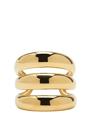 Trzy ułożone jedna na drugiej błyszczące złote obręcze o gładkich, zaokrąglonych powierzchniach oraz szerokim, jednolitym kształcie.