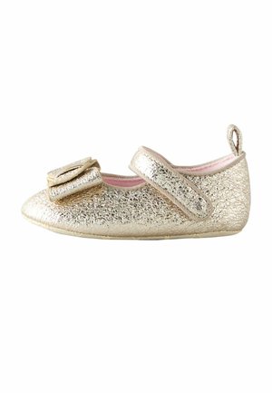 Złote, teksturowane buty Mary Jane dla dziewczynek, z paskiem i ozdobną kokardką na palcu, różową podszewką wewnętrzną oraz pętelką na pięcie.