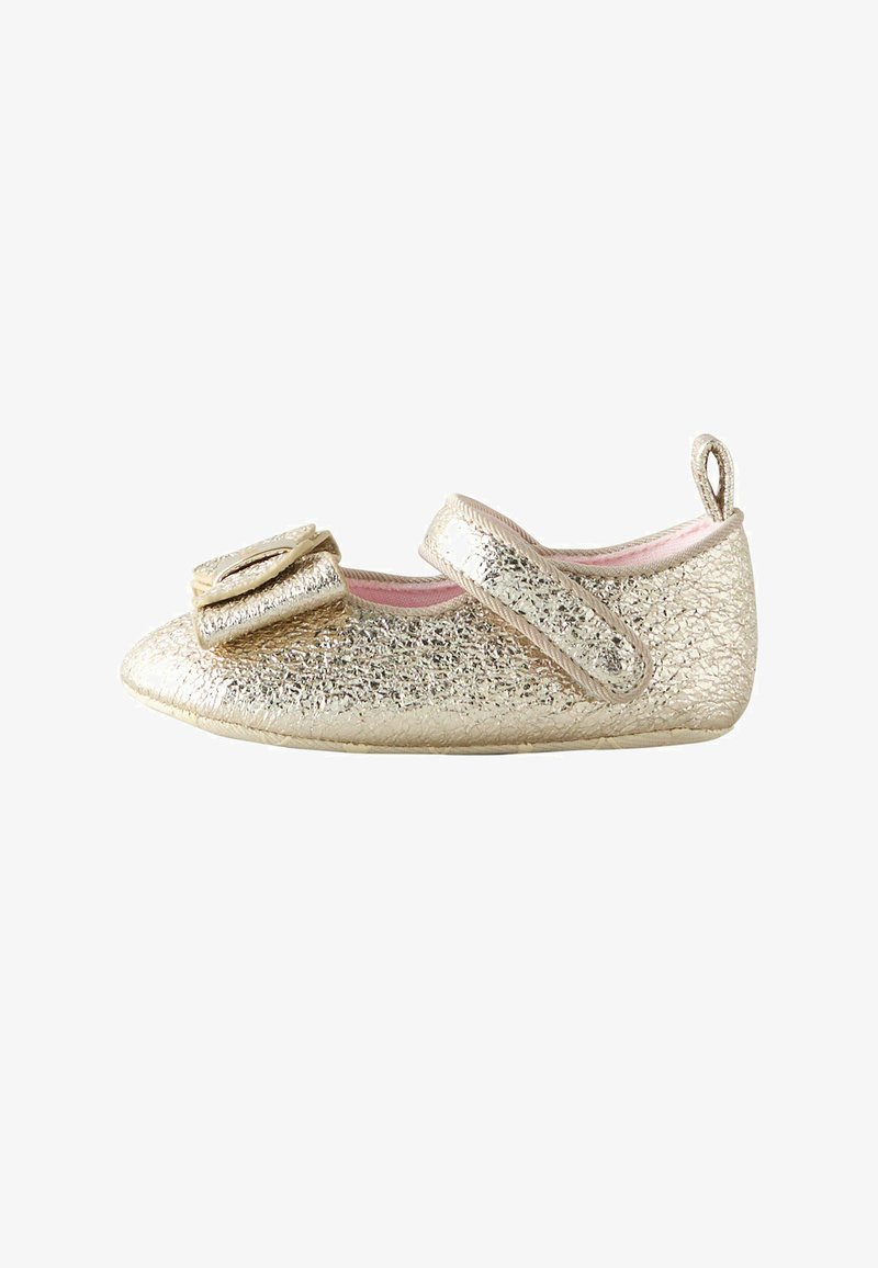 Złote, teksturowane buty Mary Jane dla dziewczynek, z paskiem i ozdobną kokardką na palcu, różową podszewką wewnętrzną oraz pętelką na pięcie.