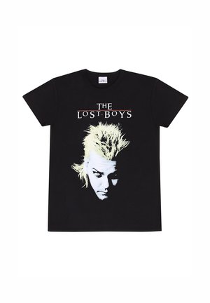 Schwarzes Baumwoll-T-Shirt mit großem Grafikdruck einer Person mit stacheligen blonden Haaren und ernstem Gesichtsausdruck. Der Text lautet "DIE VERLORENEN JUNGEN."