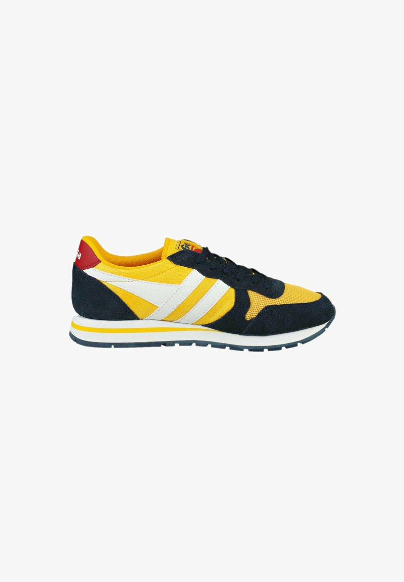 Baskets de sport jaunes et noires avec des bandes blanches, des lacets noirs et un détail rouge au talon, vues de côté sur un fond blanc.
