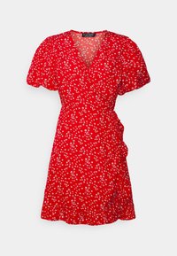 Vestido rojo envolvente con mangas cortas abullonadas, pequeño estampado floral blanco, escote en V, detalle fruncido en el costado y dobladillo acampanado.
