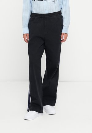 ASTRID SIDE STRIPE PANT - Relaxed fit -farkut - digital black faded wash
