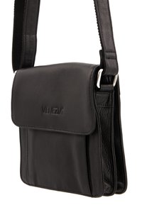 Sort læder crossbody-taske med klaplukning, teksturerede sider og et prægede logo på forsiden. Justerbar rem for alsidighed.