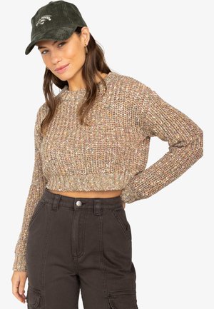 Pull en tricot court en fil multicolore avec un motif texturé, associé à un pantalon cargo sombre taille haute avec des poches avant.