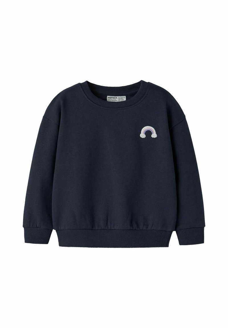 Granatowa bluza typu pullover z bawełnianej mieszanki, posiada okrągły dekolt, ściągacze na rękawach oraz haftowany detal tęczy na piersi.