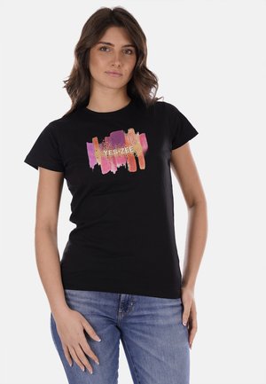 T-shirt nera con grafica multicolore e testo "YES-ZEE". Maniche corte, colletto rotondo, realizzata in materiale morbido. Vestibilità casual.