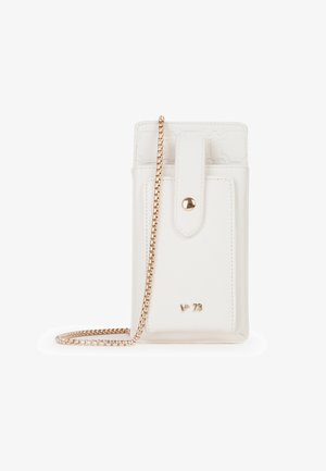 Custodia per telefono in pelle bianca con una tracolla a catena, caratterizzata da una chiusura a scatto e un motivo impresso. Dettagli in metallo dorato e logo.