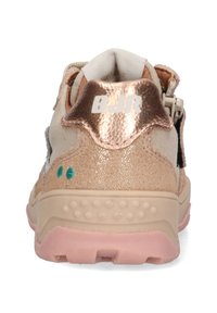 Sneaker beige testurizzato e rosé oro con collare imbottito, suola in gomma e dettagli turchesi. Presenta un tallone con marchio e una cinghia regolabile.