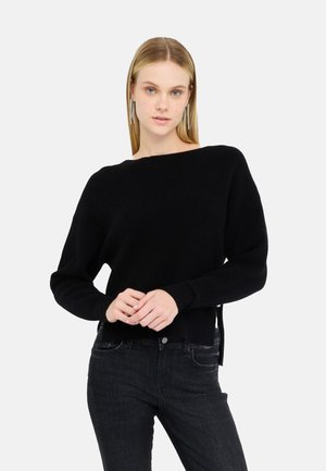 Maglione nero in maglia con scollo a barca, maniche lunghe e polsini a coste. Presenta spacco laterale all'orlo per una vestibilità comoda.