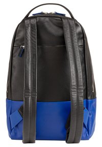 Zaino in pelle di colore principalmente nero con fondo blu. Presenta spallacci neri regolabili, una tasca con zip e una texture liscia.