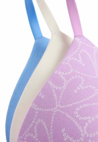 Tres sujetadores en azul, beige y púrpura con patrones florales blancos, mostrados en primer plano enfocándose en las copas y las tirantes.