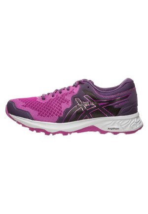 Zapatilla de correr púrpura y rosa con parte superior de malla, suela blanca acolchada, logo de marca negro y suela exterior texturizada para mayor agarre.