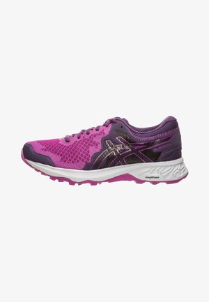 Zapatilla de correr púrpura y rosa con parte superior de malla, suela blanca acolchada, logo de marca negro y suela exterior texturizada para mayor agarre.