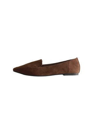 Zapato plano de ante marrón con punta puntiaguda y tacón bajo negro, estilo slip-on, mostrado de lado sobre fondo blanco.