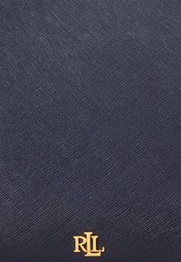 Ναυτική δερμάτινη πορτοφόλι με υφή και χρυσό ανάγλυφο μονόγραμμα "RLL" στην κάτω δεξιά γωνία.