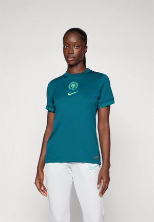 Teal sportshirt met korte mouwen, ronde hals en groen logo. Heeft horizontale strepen op de mouwen en een gestructureerde stof.